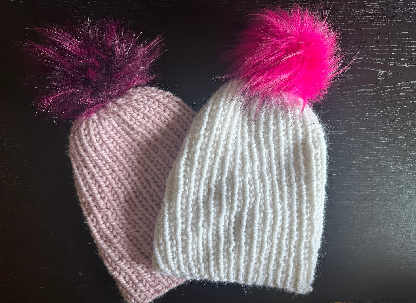 Knit beanie w/pompom