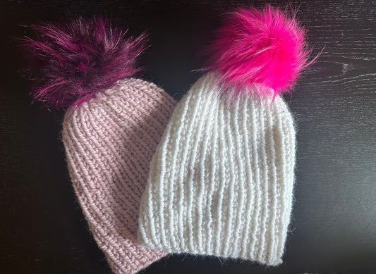 Knit beanie w/pompom