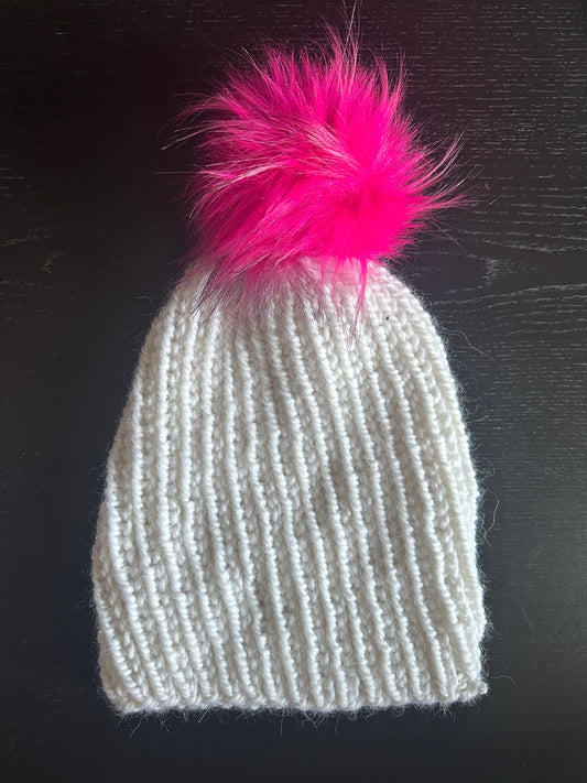 Knit beanie w/pompom